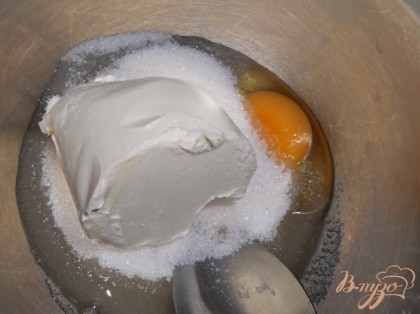 Яйцо растереть с 80 г сахара, 1 ст. л. холодной воды и маслом.