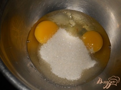 Яйца смешать с солью, ванильным сахаром и 1 ст. л. сахара.