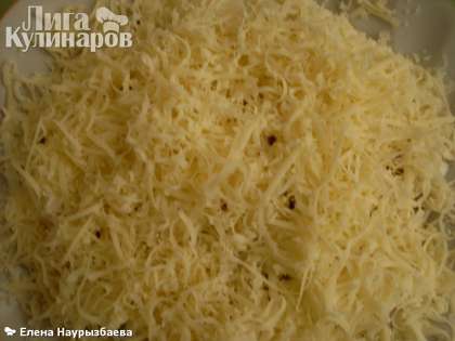 8 слой салата Мимоза - сыр на крупной терке, майонез.