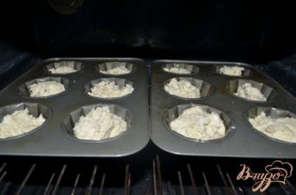 Выложить тесто в формы на 1/3 и поставить в теплое место без сквозняков на расстойку - 1 час. Тесто должно поднятся.