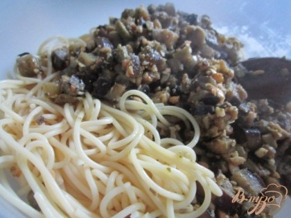 Перемешать отваренные спагетти и овощную смесь.