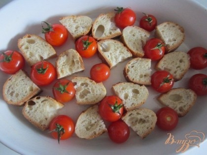 Форму и  томаты смазать оливковым маслом. Разложить чередуя с кусочками хлеба (не сильно жесткого) в форму для запекания, посолить и посыпать сухим чесноком.Поставить в разогретую духовку на 10 мин. при 180 гр.