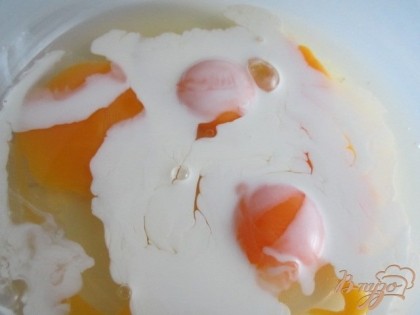 Приготовить яичную смесь из яиц  и сливок.