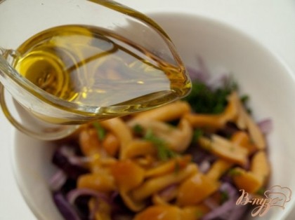 Добавить в салат опята,полить оливковым маслом и хорошо перемешать.По вкусу в салат добавить чёрный молотый перец.