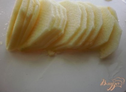 Яблоки очищаем от кожуры и семян, нарезаем тонкими дольками.