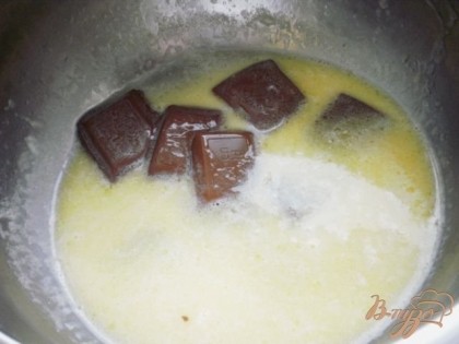 Пока печется кекс, готовим глазурь: масло, сливки и сахар нагреваем, растворяем в них поломанный на кусочки шоколад, хорошо перемешиваем, остужаем.