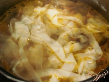 Добавляем лапшу и варим суп до ее готовности.