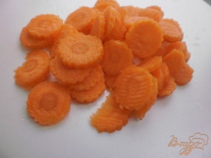Очищаем морковь и нарезаем ее кружочками.