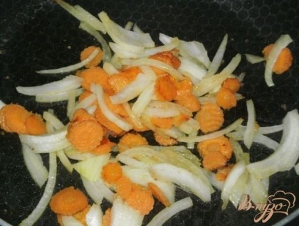 Лук нарезаем полукольцами и обжариваем вместе с морковью на оливковом масле. Обжаренные овощи отправляем тушиться к мясу.