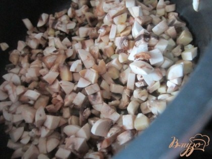 В глубокой сковороде на оливковом масле поджарить в течени  5 мин. репчатый лук и грибы, нарезанные мелко.