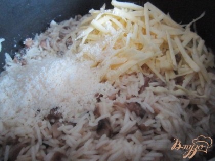 Когда воды почти не станет и рис хорошо набухнет добавить сыр. Размешать.Можно добавить зелень по вкусу.