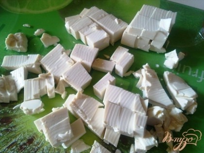 Нарезаем кубиками сыр тофу