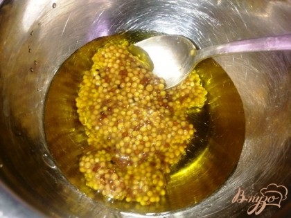 Готовим заправку -  в оливковое масло кладем горчицу в зернах