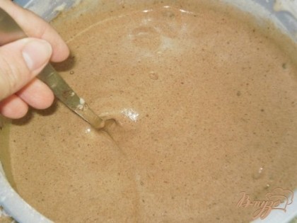 Какао, разрыхлитель и муку перемешиваем, просеиваем в яичную массу и аккуратно замешиваем тесто. Добавляем растопленное масло и еще раз перемешиваем.