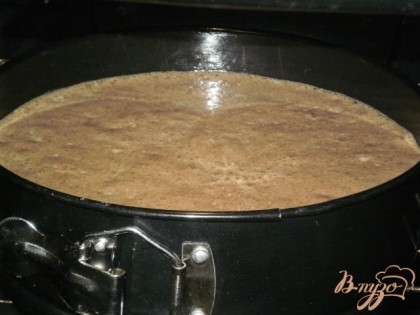 Тесто выливаем в форму и выпекаем 20-30 минут при 200 градусах.
