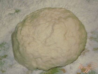 Из Муки и подсоленной воды замешиваем тесто и отправляем его на 10-15 мин на холод.