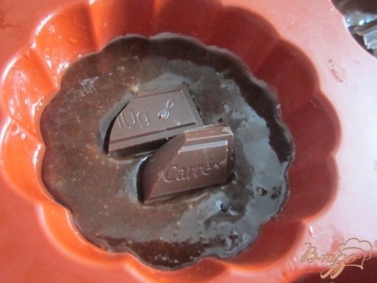 В формочку налить тесто, разложить шоколад и закрыть остатками теста.Поставить в разогретую духовку на 8-10 мин. при 210 гр.