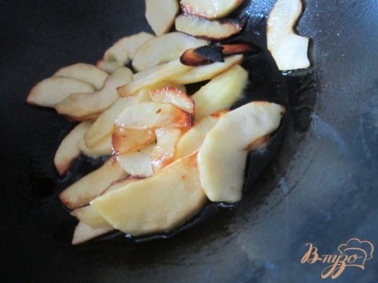 Яблоки почистить от кожуры и нарезать на дольки.Поджарить на оливковом масле . Яблоки выложить и на этом же масле обжарить до готовности кусочки печени, по 2-3 минуты на каждой стороне.Посолить и поперчить по вкусу.