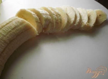 Бананы нарезаем кружочками.