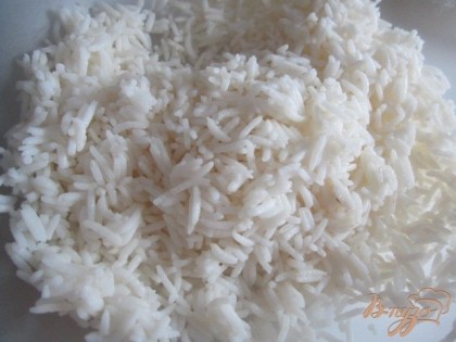 Отварить и остудить рис.