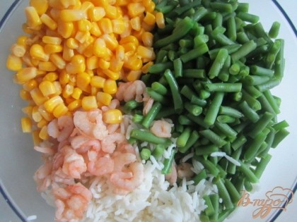 В салатнике смешать рис, консервированную кукурузу, креветки и стручковую фасоль.