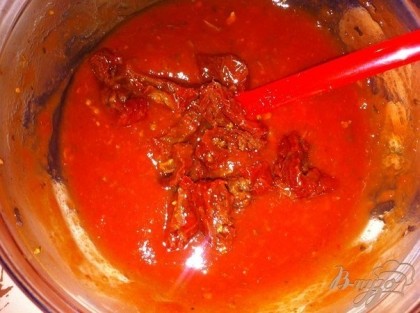 В томатный соус нарезаем вяленые помидор и смешиваем.