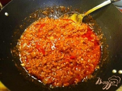 Добавляем томатный соус в фарш и доводим до кипения.