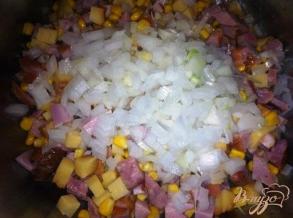 Смешиваем сыр, кукурузу,анансы, ветчину и мелко порезанный салатный лук