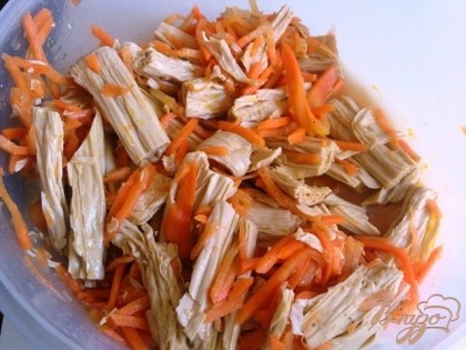 Маринованная по корейски остренькая смесь моркови и спаржи.