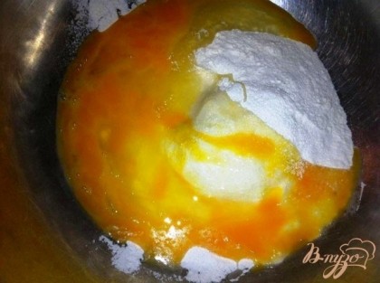 Смешиваем муку, разрыхлитель и сахар, добавляем к ним яйца