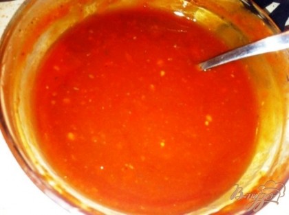 Готовим томатный маринад, в томатный соус добавляем корейскую аджику и сахар по вкусу, перемешиваем.