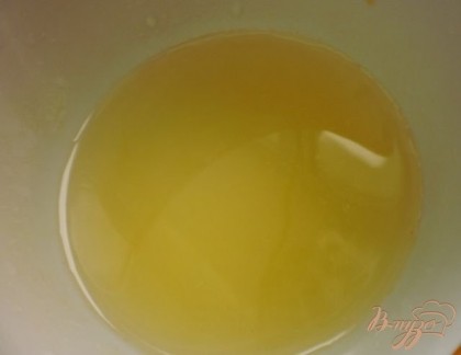 Из лимона и апельсина выдавливаем сок.