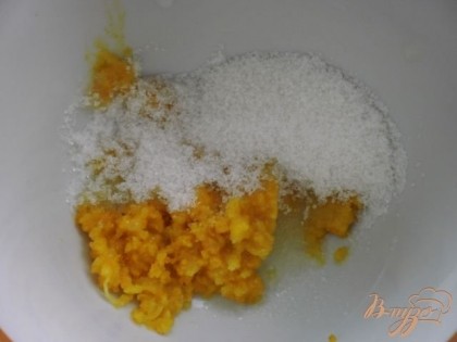 Апельсиновую и лимонную цедру натираем на терке, засыпаем сахаром, заливаем 1/2 ст. кипятка и даем настояться несколько минут, затем процеживаем.