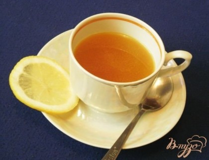 Готово! Процеженную жидкость перемешиваем с соком и доливаем чаем. Подавать к столу горячим или сильно охлажденным по желанию.