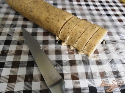 Плёнку удалить. Колбаску из теста нарезать на печенья толщиной 0,8 - 1 см.