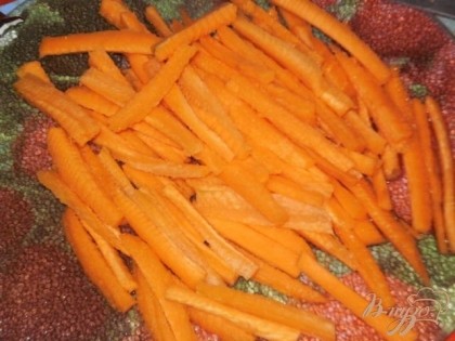 Морковь очищаем и нарезаем тонкой соломкой.