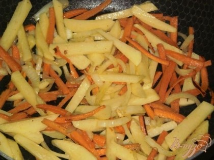Соломкой (крупнее чем морковь) нарезаем очищенный картофель и обжариваем все овощи на растительном масле.