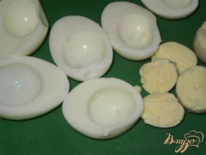 Сваренные вкрутую яйца очищаем, разрезаем пополам и отделяем белки от желтков.