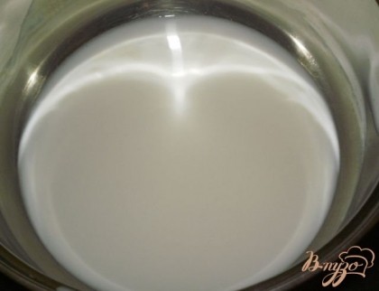 1,5 ст. молока (0,5 стакана оставляем для того, чтобы развести крахмал) вливаем в кастрюльку и ставим на огонь.
