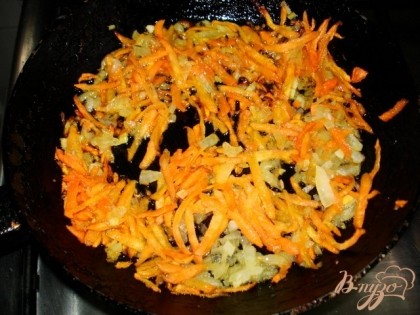 Морковь и лук пассеруем на растительном масле.