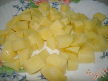 Картофель нарезаем кубиками.Высыпаем его в 2,5литра воды и доводим до кипения.
