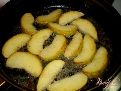 Не очищая, разрезаем яблоки на дольки о обжариваем на растительном масле. Готовность определяем вилкой. Если вилка легко входит, яблоко готово.