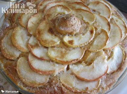Пирог из пресного теста с яблоками готов! Можно посыпать сахарной пудрой.