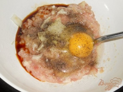 В фарш добавить яйцо, порезанный мелко лук, соевый соус, соль и перец.