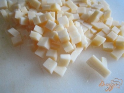 Сыр нарезать мелко и добавить к картофельно-овощной массе. Хорошо перемешать.Добавить специи по вкусу.