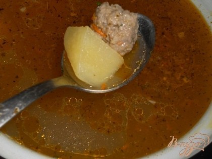 В суп добавить фрикадельки и мелкую вермишель, варить до готовности, снять с огня и добавить зелень.