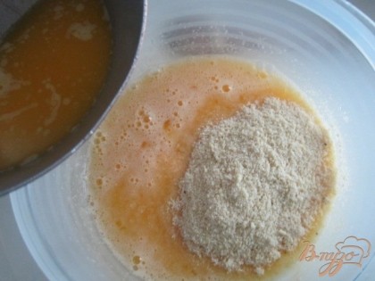 Яйца взбить венчиком с сахаром, добавить молотый миндаль и влить растопленное сливочное масло.