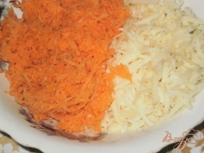 Соединяем морковь и сыр, добавляем измельченный чеснок и соль.