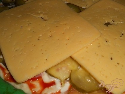 Накрыть сыром и в духовку на 15 - 20 мнут.