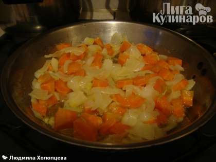 Очищаем морковь и репчатый лук, нарезаем на кусочки. Кладем масло сливочное на сковородку и растапливаем, после чего кладем морковь и припускам до полуготовности под крышкой. После этого добавляем лук и тушим до готовности.